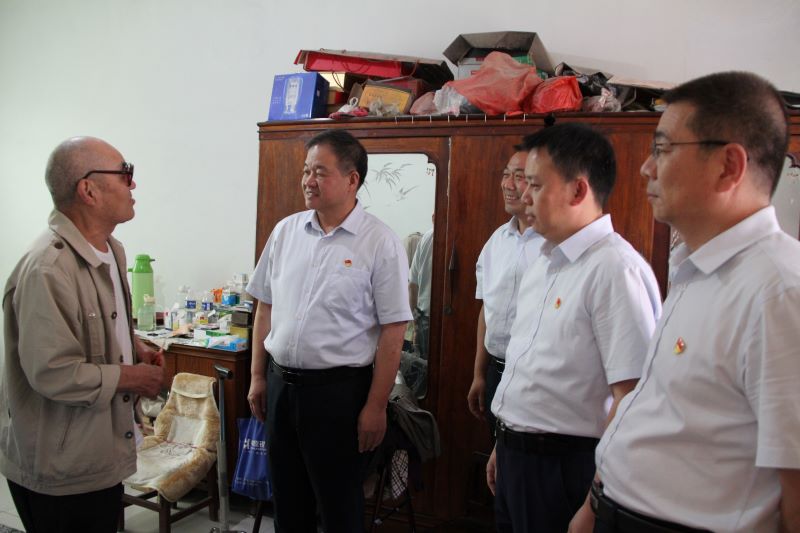 博農(nóng)集團領(lǐng)導(dǎo)走訪慰問老黨員、困難黨員